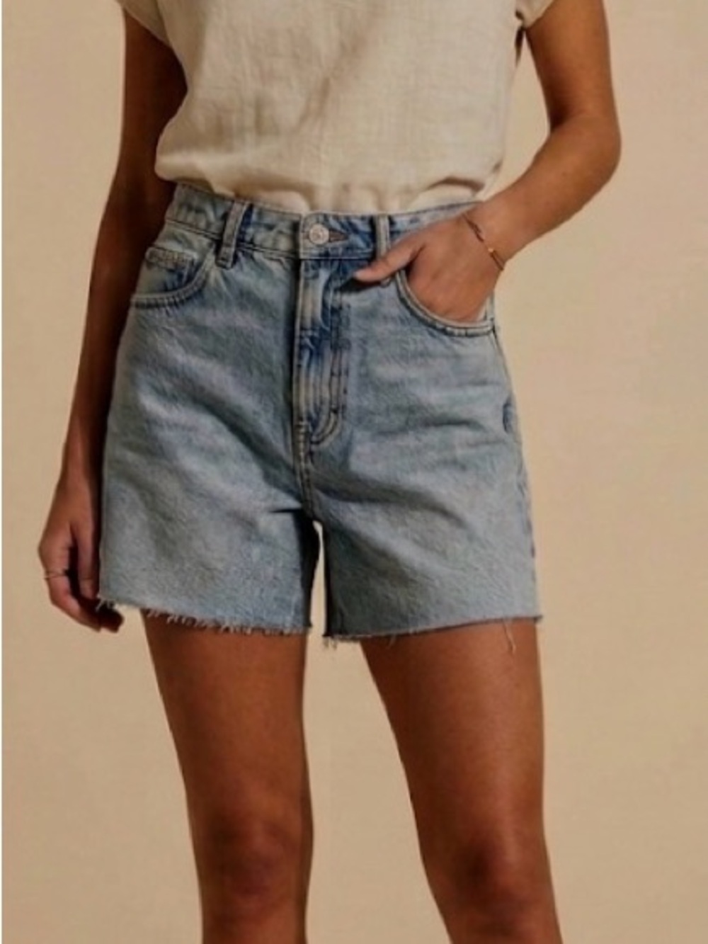 Zara lite blue denim shorts size 4
Raw hem